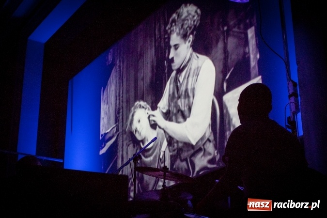 Zdjęcie w galerii na portalu naszraciborz.pl: Brzdąc i Czerwie - nieme kino i prawdziwa muzyka  wiadomości z regionu