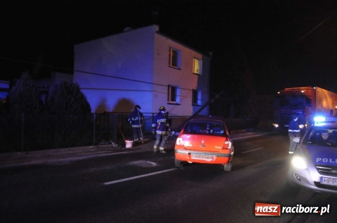 Zdjęcie w galerii na portalu naszraciborz.pl: Renault staranowało słup telekomunikacyjny na Starowiejskiej wiadomości z regionu