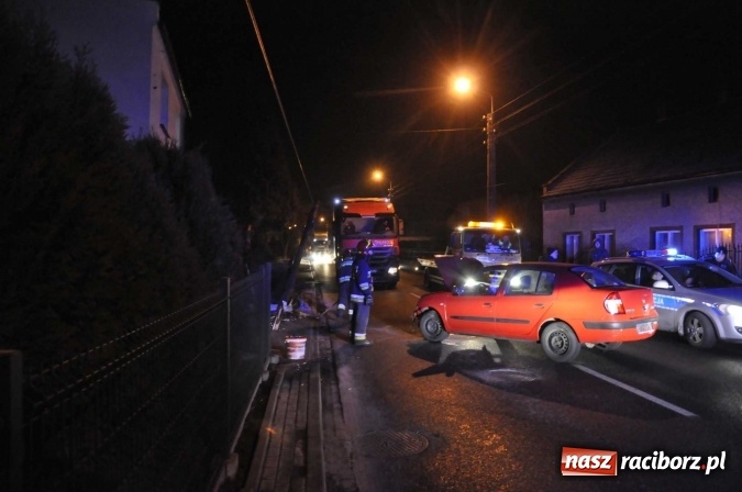 Zdjęcie w galerii na portalu naszraciborz.pl: Renault staranowało słup telekomunikacyjny na Starowiejskiej wiadomości z regionu