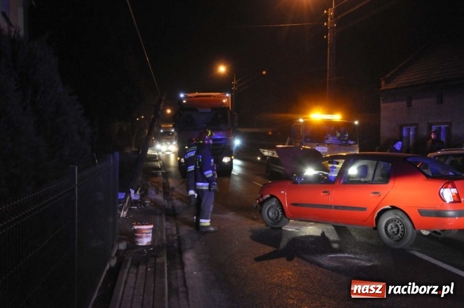 Zdjęcie w galerii na portalu naszraciborz.pl: Renault staranowało słup telekomunikacyjny na Starowiejskiej wiadomości z regionu