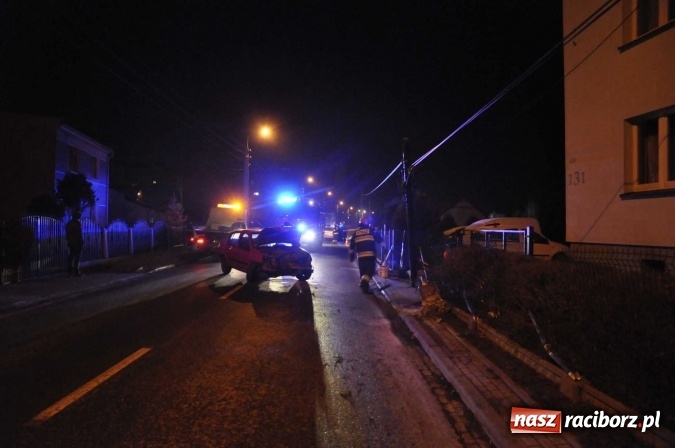 Zdjęcie w galerii na portalu naszraciborz.pl: Renault staranowało słup telekomunikacyjny na Starowiejskiej wiadomości z regionu