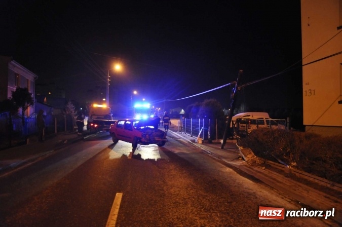 Zdjęcie w galerii na portalu naszraciborz.pl: Renault staranowało słup telekomunikacyjny na Starowiejskiej wiadomości z regionu