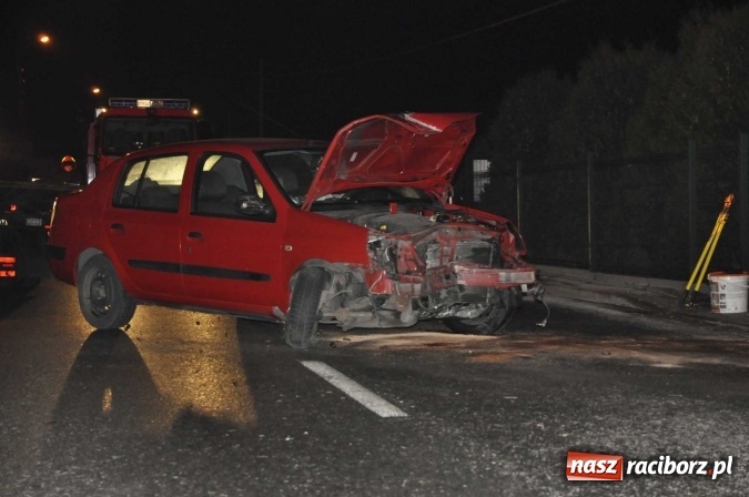 Zdjęcie w galerii na portalu naszraciborz.pl: Renault staranowało słup telekomunikacyjny na Starowiejskiej wiadomości z regionu