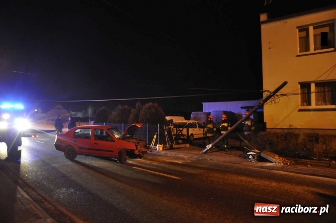 Zdjęcie w galerii na portalu naszraciborz.pl: Renault staranowało słup telekomunikacyjny na Starowiejskiej wiadomości z regionu