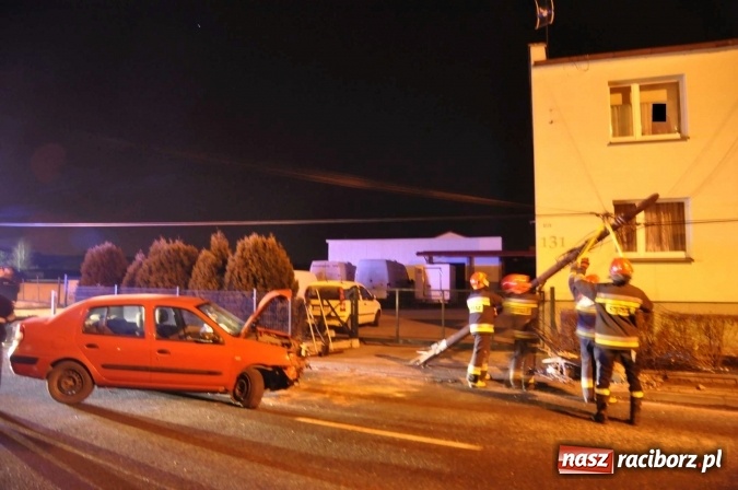 Zdjęcie w galerii na portalu naszraciborz.pl: Renault staranowało słup telekomunikacyjny na Starowiejskiej wiadomości z regionu