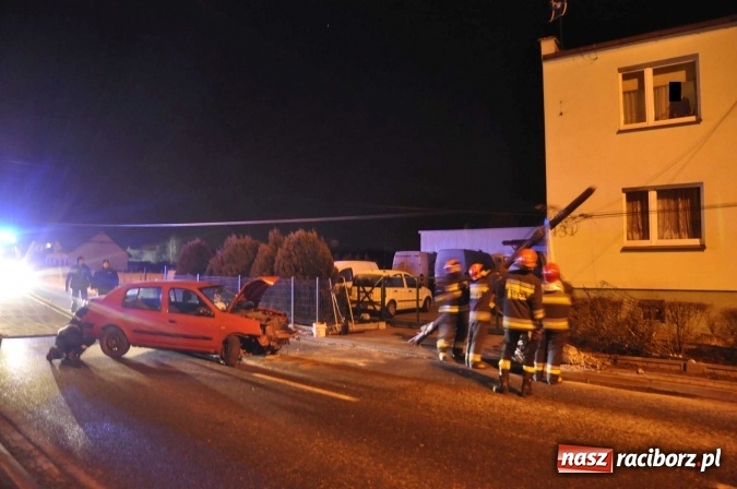 Zdjęcie w galerii na portalu naszraciborz.pl: Renault staranowało słup telekomunikacyjny na Starowiejskiej wiadomości z regionu