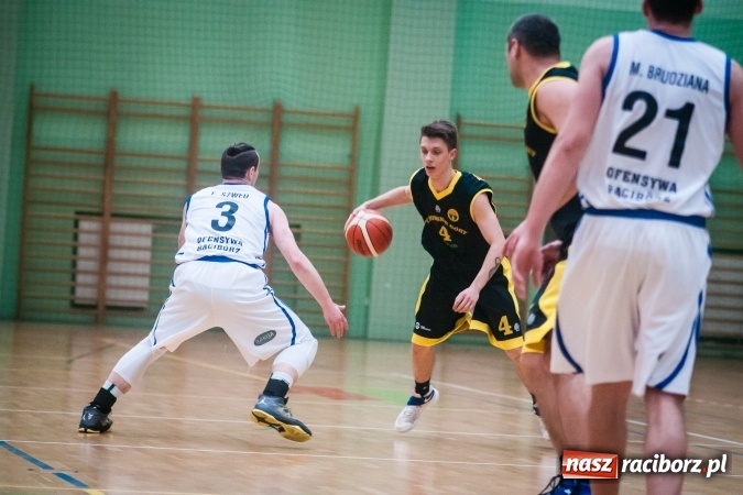 Zdjęcie w galerii na portalu naszraciborz.pl: Dreszczowiec w starciu Ofensywy z wiceliderem. Dogrywka wyłoniła zwycięzcę wiadomości z regionu