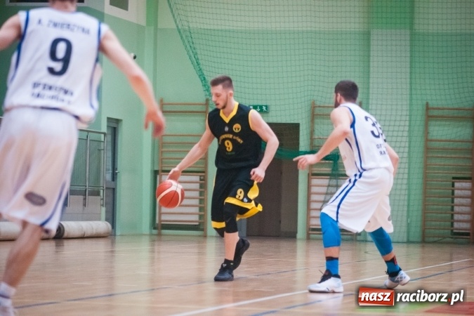 Zdjęcie w galerii na portalu naszraciborz.pl: Dreszczowiec w starciu Ofensywy z wiceliderem. Dogrywka wyłoniła zwycięzcę wiadomości z regionu