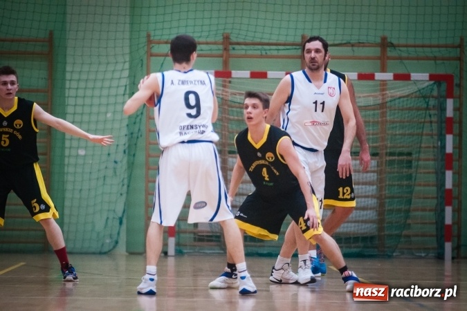 Zdjęcie w galerii na portalu naszraciborz.pl: Dreszczowiec w starciu Ofensywy z wiceliderem. Dogrywka wyłoniła zwycięzcę wiadomości z regionu