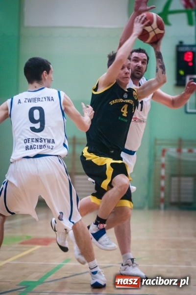 Zdjęcie w galerii na portalu naszraciborz.pl: Dreszczowiec w starciu Ofensywy z wiceliderem. Dogrywka wyłoniła zwycięzcę wiadomości z regionu