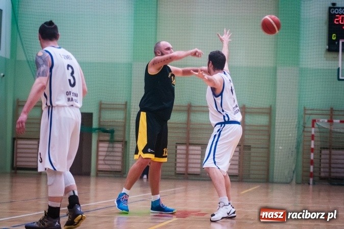 Zdjęcie w galerii na portalu naszraciborz.pl: Dreszczowiec w starciu Ofensywy z wiceliderem. Dogrywka wyłoniła zwycięzcę wiadomości z regionu