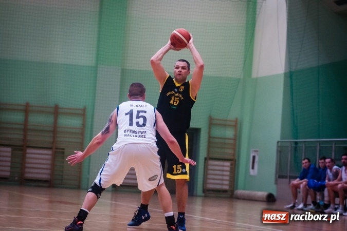 Zdjęcie w galerii na portalu naszraciborz.pl: Dreszczowiec w starciu Ofensywy z wiceliderem. Dogrywka wyłoniła zwycięzcę wiadomości z regionu