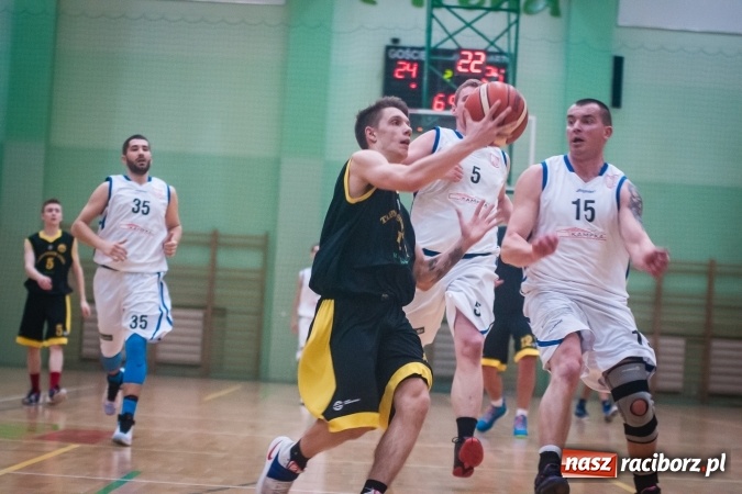 Zdjęcie w galerii na portalu naszraciborz.pl: Dreszczowiec w starciu Ofensywy z wiceliderem. Dogrywka wyłoniła zwycięzcę wiadomości z regionu