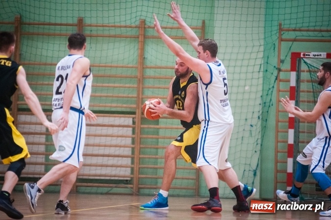Zdjęcie w galerii na portalu naszraciborz.pl: Dreszczowiec w starciu Ofensywy z wiceliderem. Dogrywka wyłoniła zwycięzcę wiadomości z regionu
