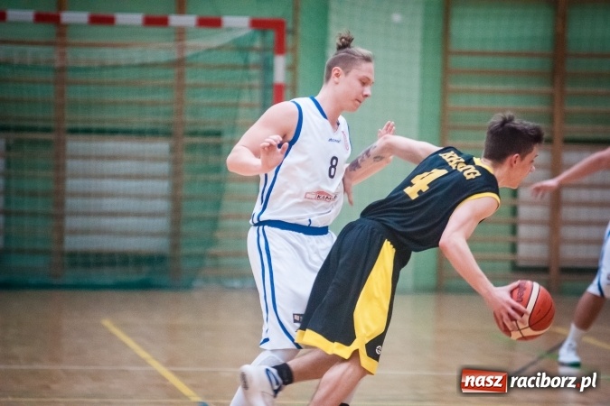 Zdjęcie w galerii na portalu naszraciborz.pl: Dreszczowiec w starciu Ofensywy z wiceliderem. Dogrywka wyłoniła zwycięzcę wiadomości z regionu