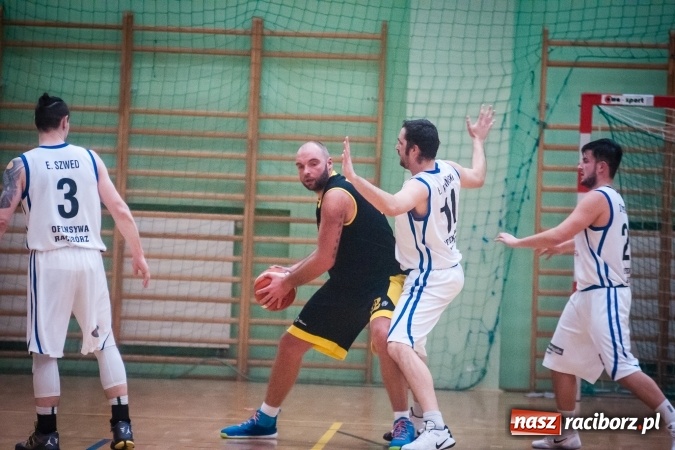 Zdjęcie w galerii na portalu naszraciborz.pl: Dreszczowiec w starciu Ofensywy z wiceliderem. Dogrywka wyłoniła zwycięzcę wiadomości z regionu