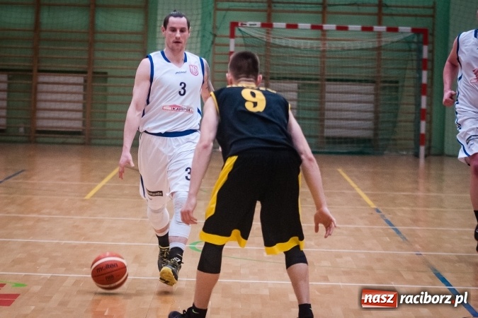 Zdjęcie w galerii na portalu naszraciborz.pl: Dreszczowiec w starciu Ofensywy z wiceliderem. Dogrywka wyłoniła zwycięzcę wiadomości z regionu