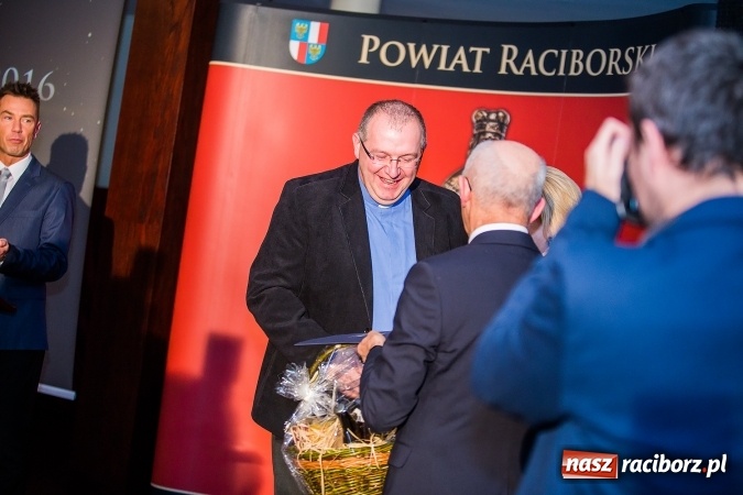 Zdjęcie w galerii na portalu naszraciborz.pl: Gala MIESZKO AD 2016 - nagrody starosty wręczone laureatom wiadomości z regionu