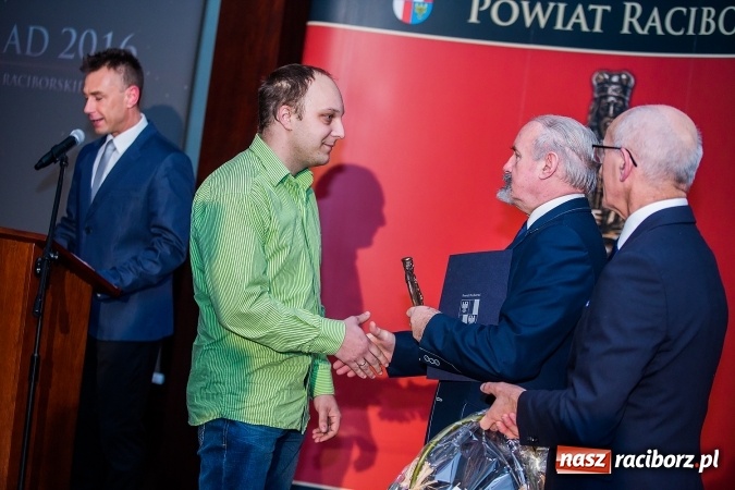 Zdjęcie w galerii na portalu naszraciborz.pl: Gala MIESZKO AD 2016 - nagrody starosty wręczone laureatom wiadomości z regionu