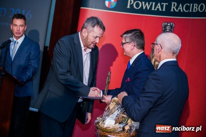 Zdjęcie w galerii na portalu naszraciborz.pl: Gala MIESZKO AD 2016 - nagrody starosty wręczone laureatom wiadomości z regionu