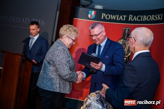 Zdjęcie w galerii na portalu naszraciborz.pl: Gala MIESZKO AD 2016 - nagrody starosty wręczone laureatom wiadomości z regionu