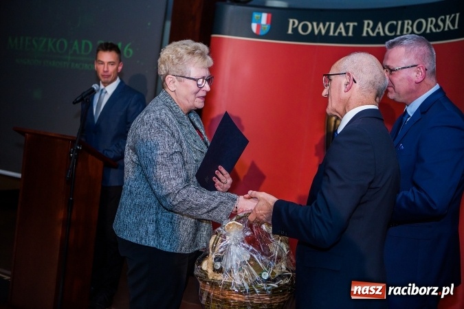 Zdjęcie w galerii na portalu naszraciborz.pl: Gala MIESZKO AD 2016 - nagrody starosty wręczone laureatom wiadomości z regionu