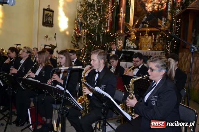 Zdjęcie w galerii na portalu naszraciborz.pl: Orkiestra z Krzyżanowic kolędowała w Bieńkowicach wiadomości z regionu