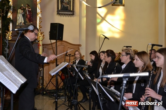 Zdjęcie w galerii na portalu naszraciborz.pl: Orkiestra z Krzyżanowic kolędowała w Bieńkowicach wiadomości z regionu