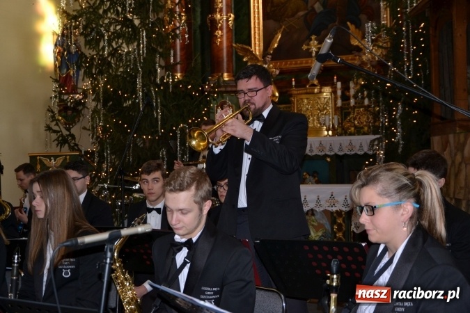 Zdjęcie w galerii na portalu naszraciborz.pl: Orkiestra z Krzyżanowic kolędowała w Bieńkowicach wiadomości z regionu