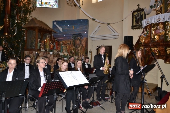 Zdjęcie w galerii na portalu naszraciborz.pl: Orkiestra z Krzyżanowic kolędowała w Bieńkowicach wiadomości z regionu
