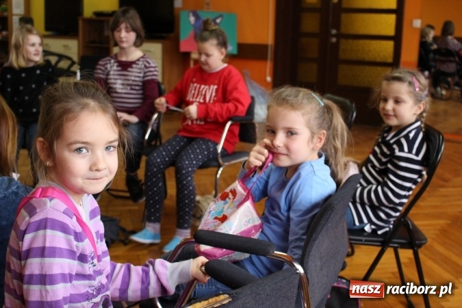 Zdjęcie w galerii na portalu naszraciborz.pl: O Helci, kt&oacute;ra tupała n&oacute;żkami. W Nędzy tworzą literaturę wiadomości z regionu