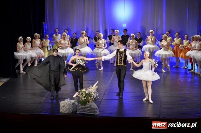 Zdjęcie w galerii na portalu naszraciborz.pl: Czesi z Hulczyna wystawili w Raciborzu Jezioro Łabędzie  wiadomości z regionu