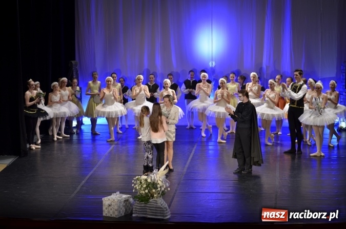 Zdjęcie w galerii na portalu naszraciborz.pl: Czesi z Hulczyna wystawili w Raciborzu Jezioro Łabędzie  wiadomości z regionu