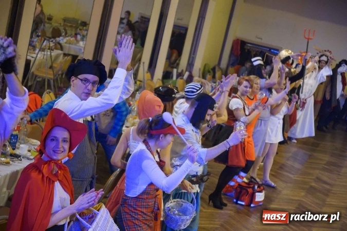 Zdjęcie w galerii na portalu naszraciborz.pl: Asterix, Obelix i przyjaciele, czyli VI Bal Przebierańc&oacute;w w Krzanowicach wiadomości z regionu