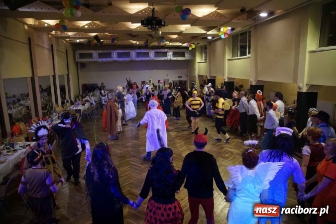 Zdjęcie w galerii na portalu naszraciborz.pl: Asterix, Obelix i przyjaciele, czyli VI Bal Przebierańc&oacute;w w Krzanowicach wiadomości z regionu