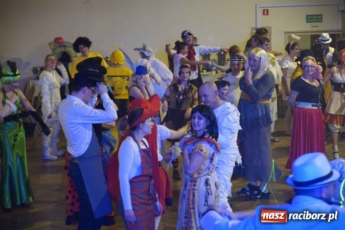 Zdjęcie w galerii na portalu naszraciborz.pl: Asterix, Obelix i przyjaciele, czyli VI Bal Przebierańc&oacute;w w Krzanowicach wiadomości z regionu