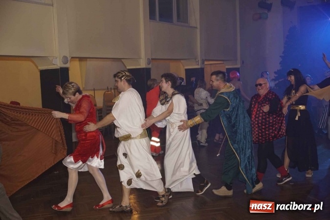 Zdjęcie w galerii na portalu naszraciborz.pl: Asterix, Obelix i przyjaciele, czyli VI Bal Przebierańc&oacute;w w Krzanowicach wiadomości z regionu