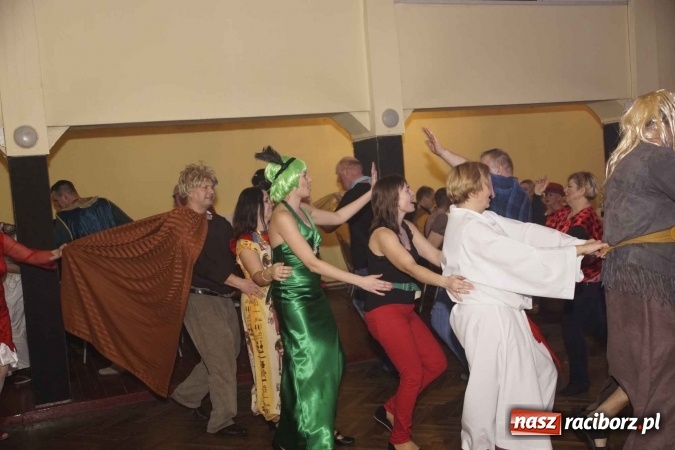 Zdjęcie w galerii na portalu naszraciborz.pl: Asterix, Obelix i przyjaciele, czyli VI Bal Przebierańc&oacute;w w Krzanowicach wiadomości z regionu