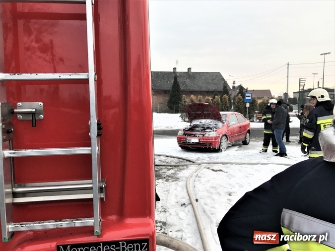 Zdjęcie w galerii na portalu naszraciborz.pl: Pożar opla na przyszkolnym parkingu w Nędzy wiadomości z regionu