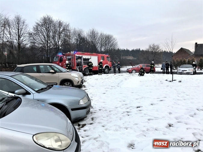 Zdjęcie w galerii na portalu naszraciborz.pl: Pożar opla na przyszkolnym parkingu w Nędzy wiadomości z regionu
