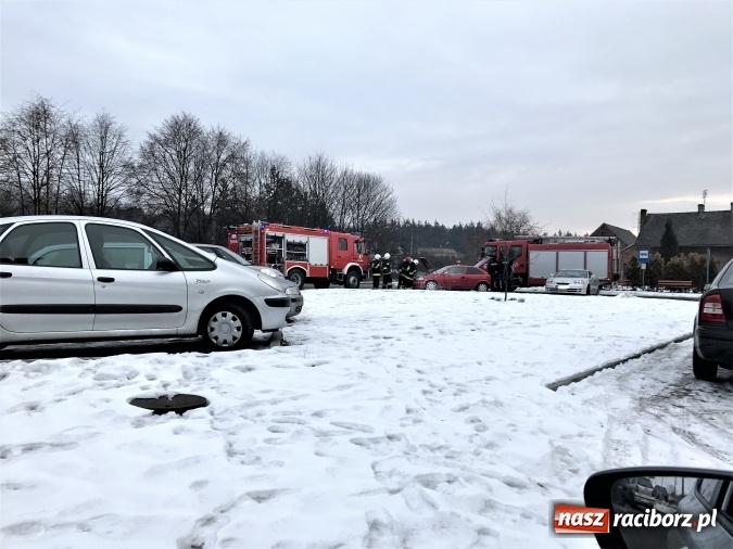 Zdjęcie w galerii na portalu naszraciborz.pl: Pożar opla na przyszkolnym parkingu w Nędzy wiadomości z regionu
