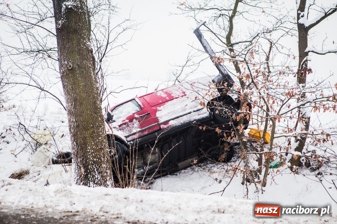 Zdjęcie w galerii na portalu naszraciborz.pl: Wypadek na trasie Racibórz - Lubomia. Zderzyły się dwa pojazdy - mercedes i VW wiadomości z regionu
