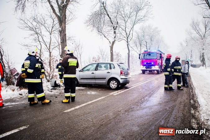 Zdjęcie w galerii na portalu naszraciborz.pl: Wypadek na trasie Racibórz - Lubomia. Zderzyły się dwa pojazdy - mercedes i VW wiadomości z regionu