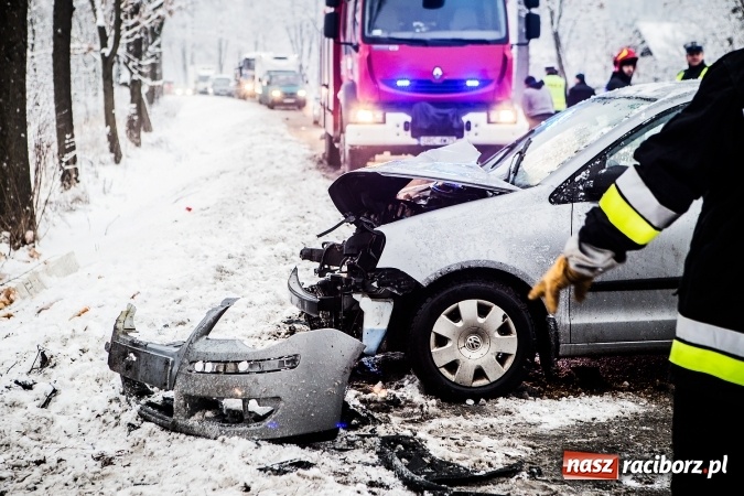 Zdjęcie w galerii na portalu naszraciborz.pl: Wypadek na trasie Racibórz - Lubomia. Zderzyły się dwa pojazdy - mercedes i VW wiadomości z regionu