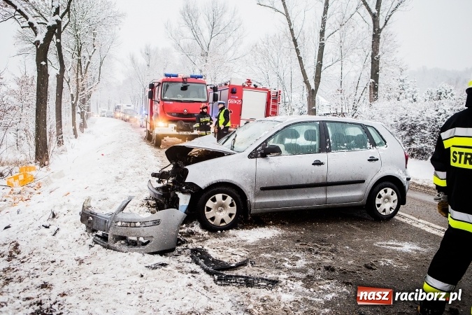 Zdjęcie w galerii na portalu naszraciborz.pl: Wypadek na trasie Racibórz - Lubomia. Zderzyły się dwa pojazdy - mercedes i VW wiadomości z regionu