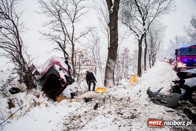 Zdjęcie w galerii na portalu naszraciborz.pl: Wypadek na trasie Racibórz - Lubomia. Zderzyły się dwa pojazdy - mercedes i VW wiadomości z regionu