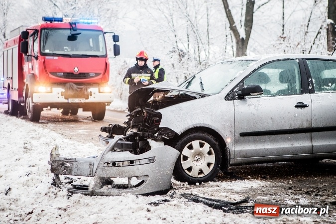 Zdjęcie w galerii na portalu naszraciborz.pl: Wypadek na trasie Racibórz - Lubomia. Zderzyły się dwa pojazdy - mercedes i VW wiadomości z regionu
