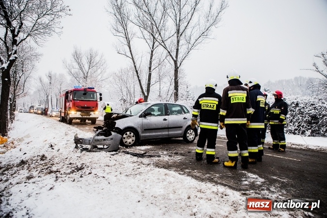 Zdjęcie w galerii na portalu naszraciborz.pl: Wypadek na trasie Racibórz - Lubomia. Zderzyły się dwa pojazdy - mercedes i VW wiadomości z regionu