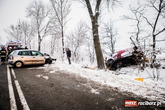 Zdjęcie w galerii na portalu naszraciborz.pl: Wypadek na trasie Racibórz - Lubomia. Zderzyły się dwa pojazdy - mercedes i VW wiadomości z regionu