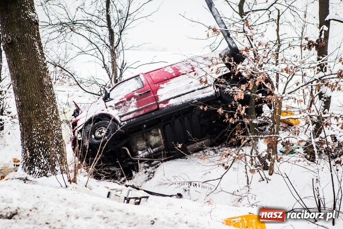 Zdjęcie w galerii na portalu naszraciborz.pl: Wypadek na trasie Racibórz - Lubomia. Zderzyły się dwa pojazdy - mercedes i VW wiadomości z regionu